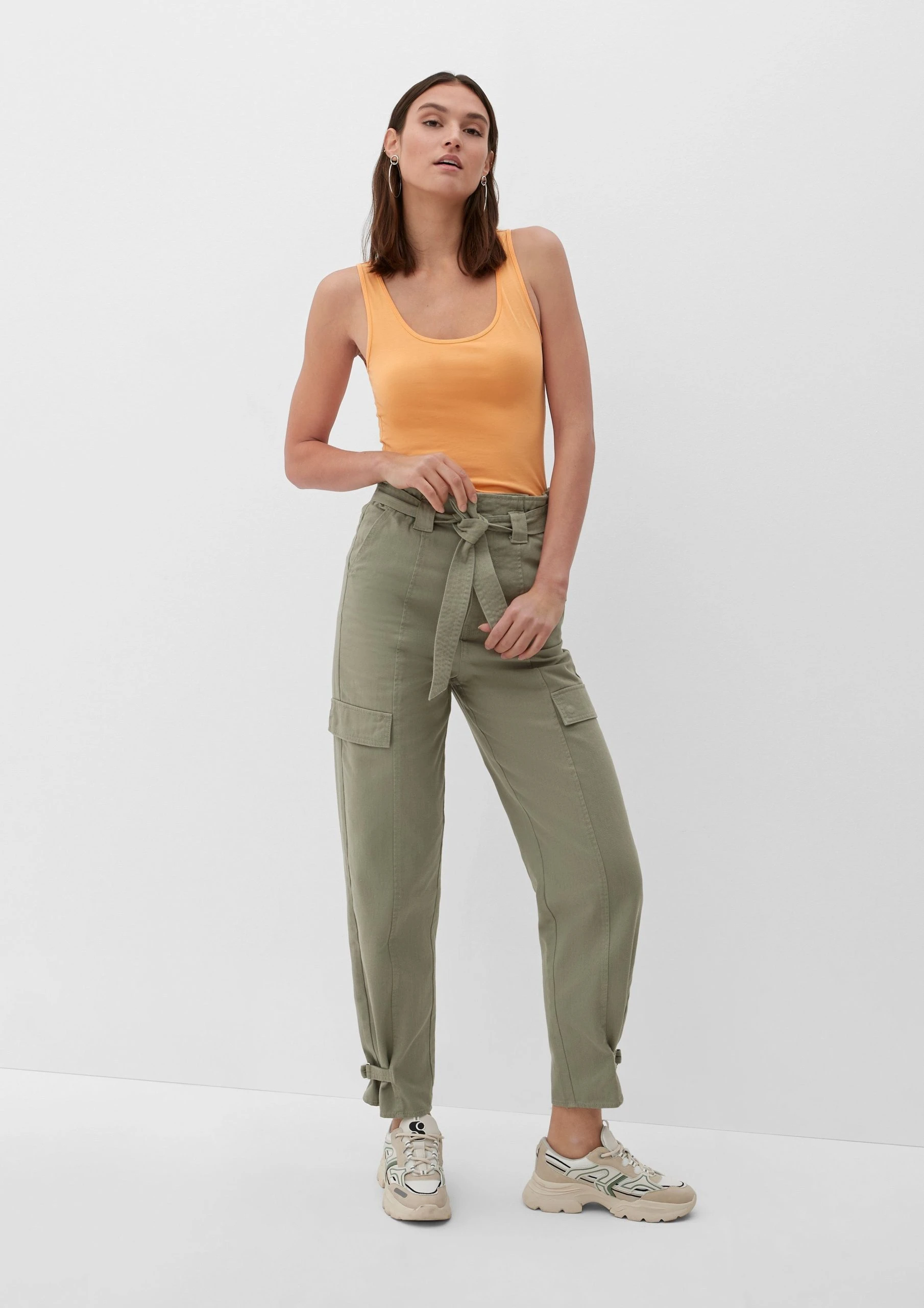 Q/S By S.Oliver Stoffhose »Loose: Cargohose Mit Bindegürtel« (1-tlg) Logo, Riegel, Garment Dye – Bild 3