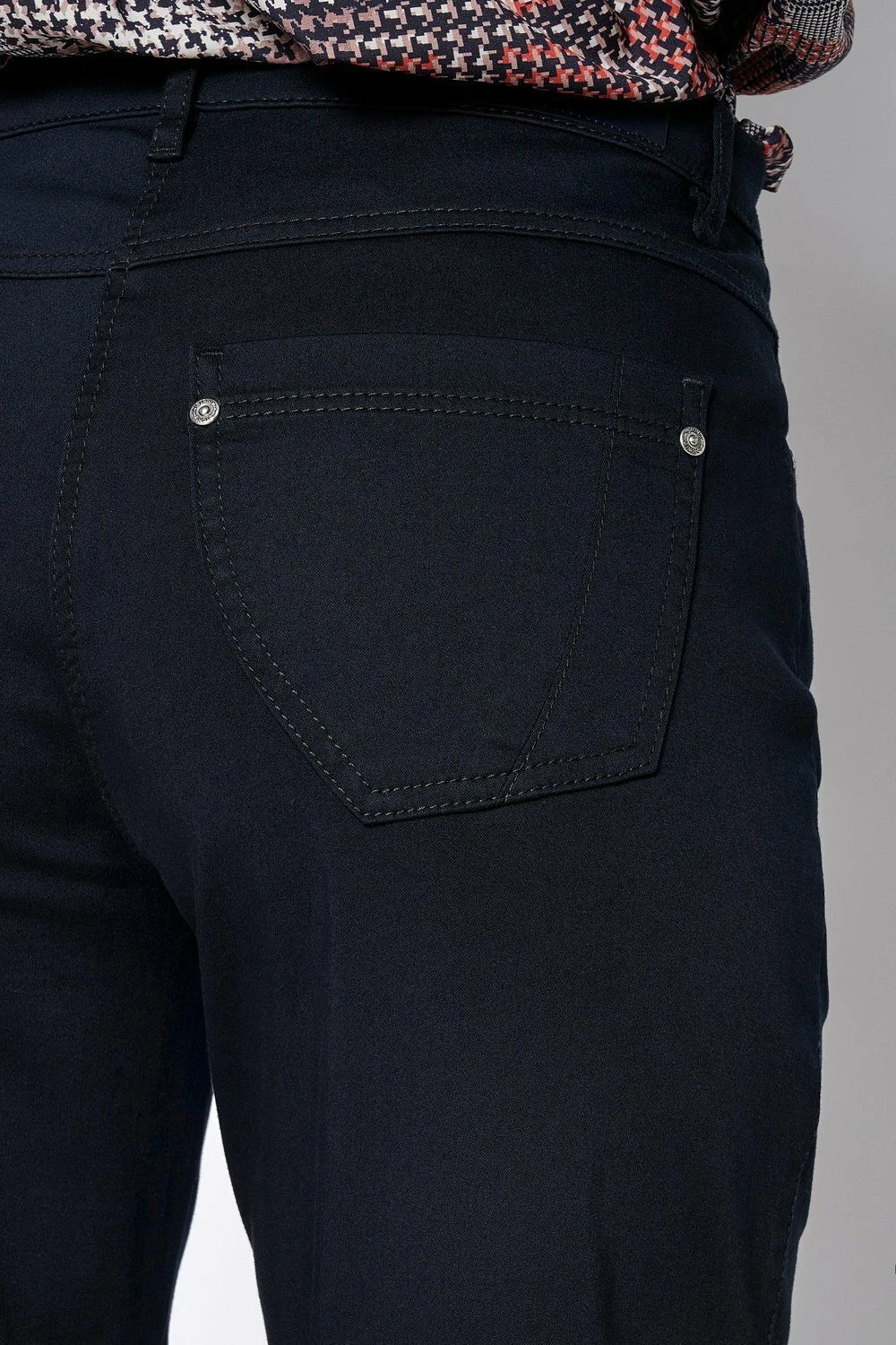 TONI 5-Pocket-Hose »Honey« Mit Entspannter Oberschenkelweite – Bild 4