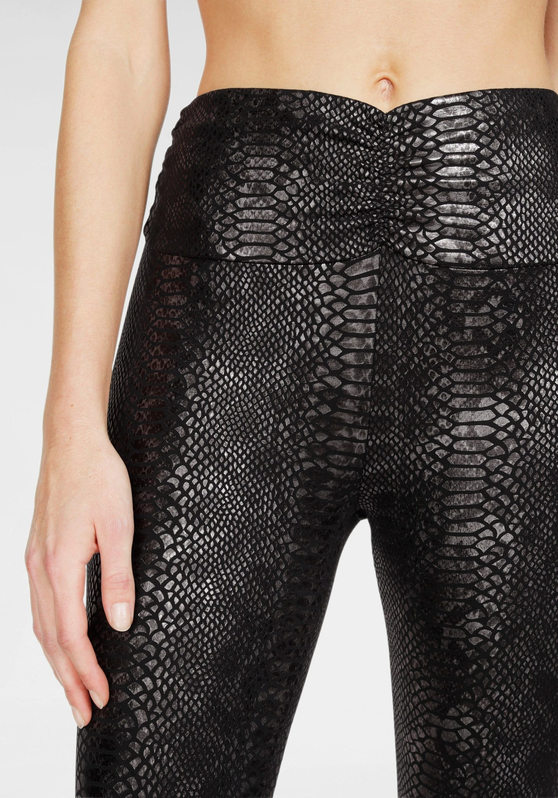 LASCANA Leggings Im Schlangenmuster Mit Raffung Am Bund – Bild 5