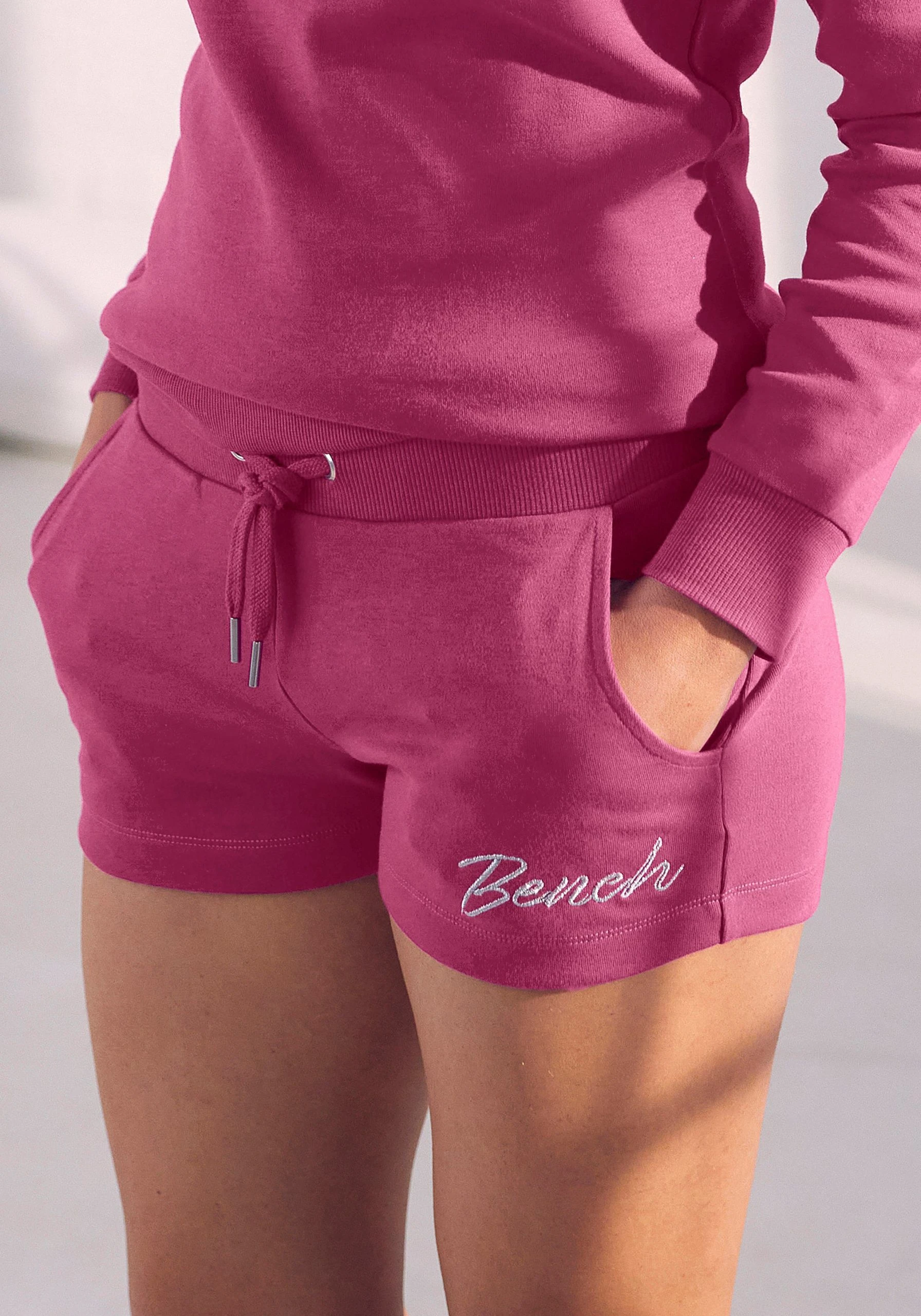 Bench. Sweatshorts Mit Glänzender Logostickerei