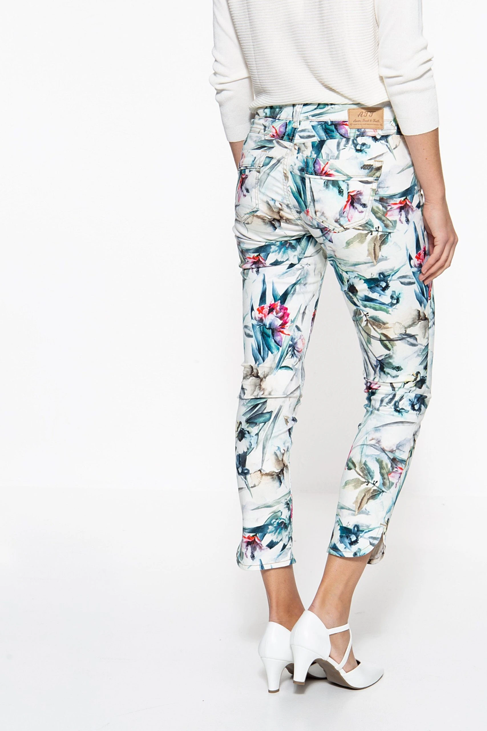 ATT Jeans 7/8-Hose »Leoni« Mit Floralem Druck Und Verzierten Eingriffstaschen – Bild 4