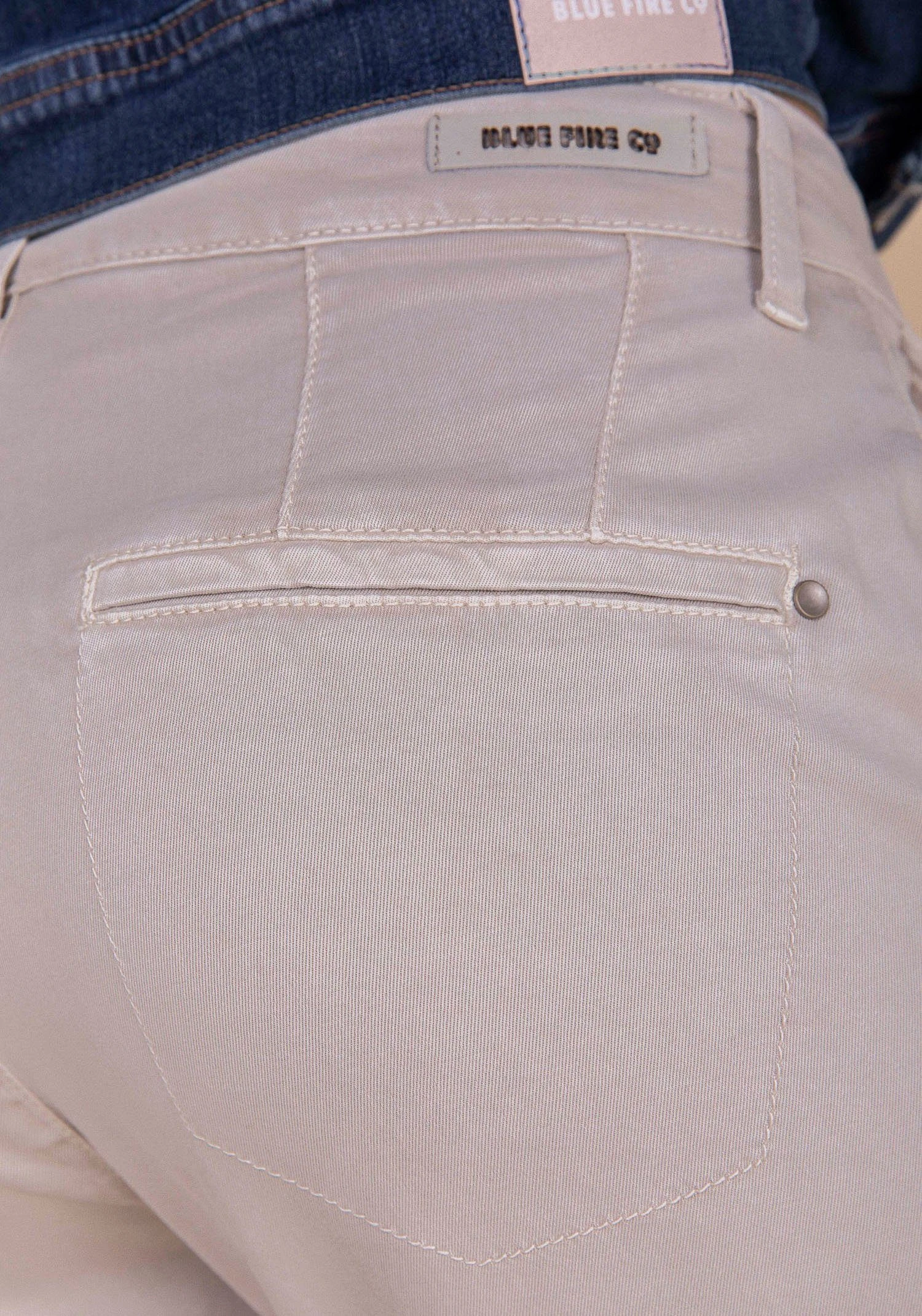 BLUE FIRE Chinohose Mit Kleiner Pattentasche Vorne – Bild 3