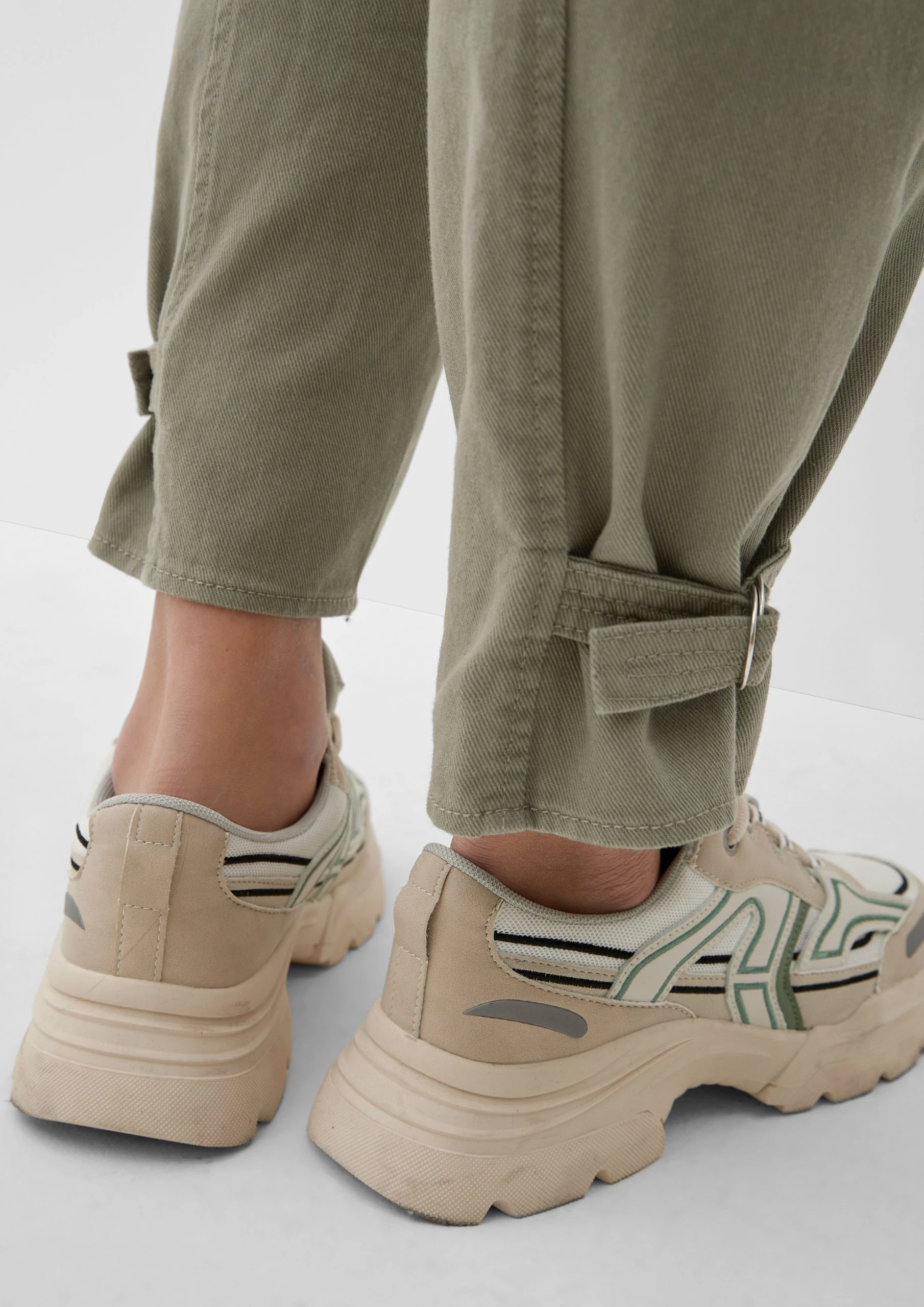 Q/S By S.Oliver Stoffhose »Loose: Cargohose Mit Bindegürtel« (1-tlg) Logo, Riegel, Garment Dye – Bild 5