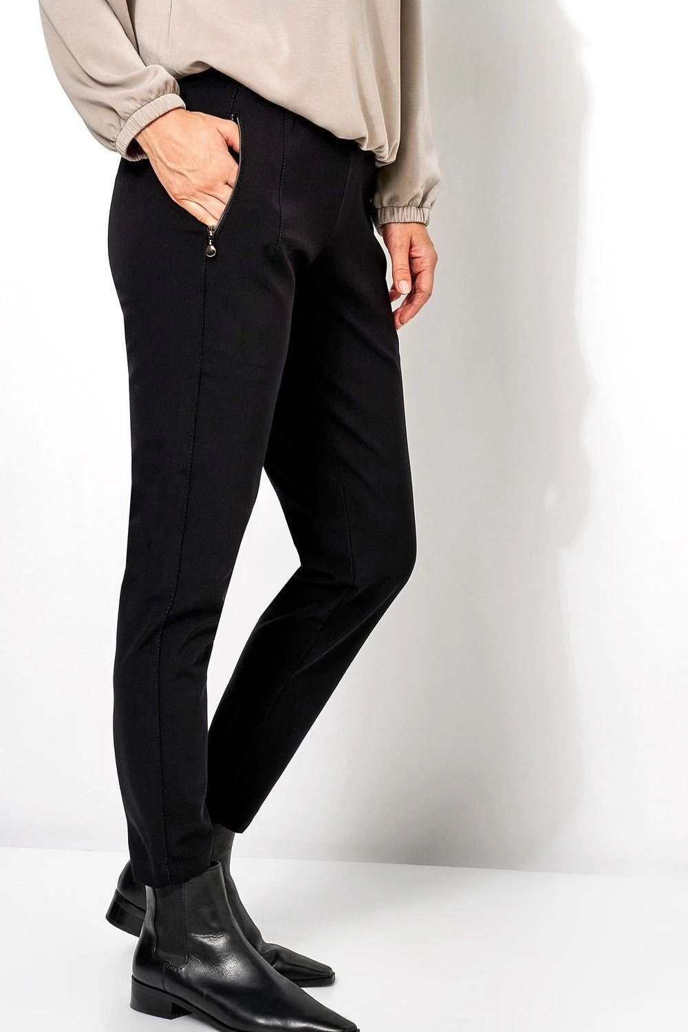 TONI Stoffhose Schwarz Regular (1-tlg) – Bild 2