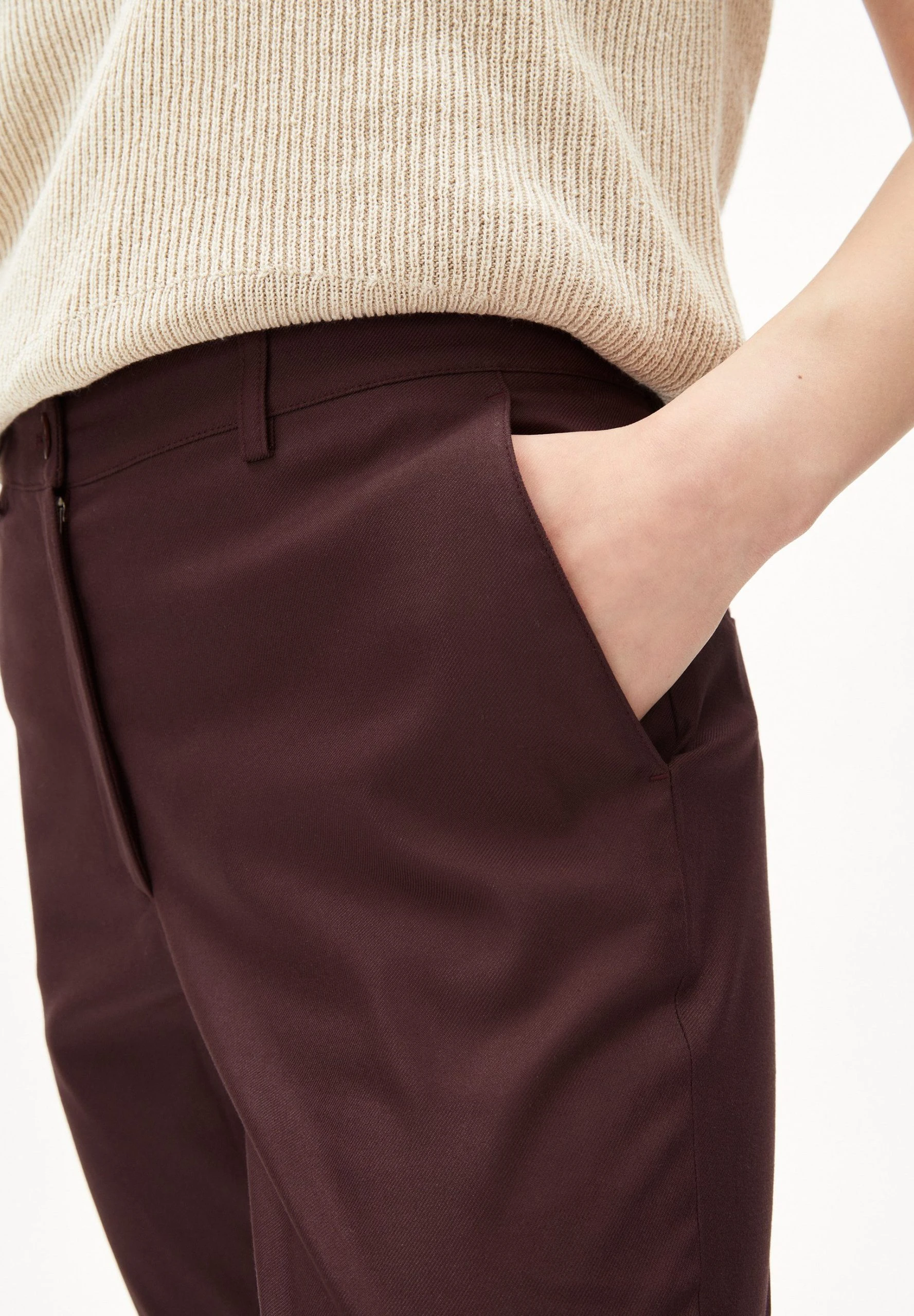 Armedangels Stoffhose TATNAA Damen Hose Regular Fit Aus Bio-Baumwoll Mix (1-tlg) Wenn Du Zwischen Zwei Größen Bist, Empfehlen Wir Eine Kleiner Zu Bestellen. – Bild 2