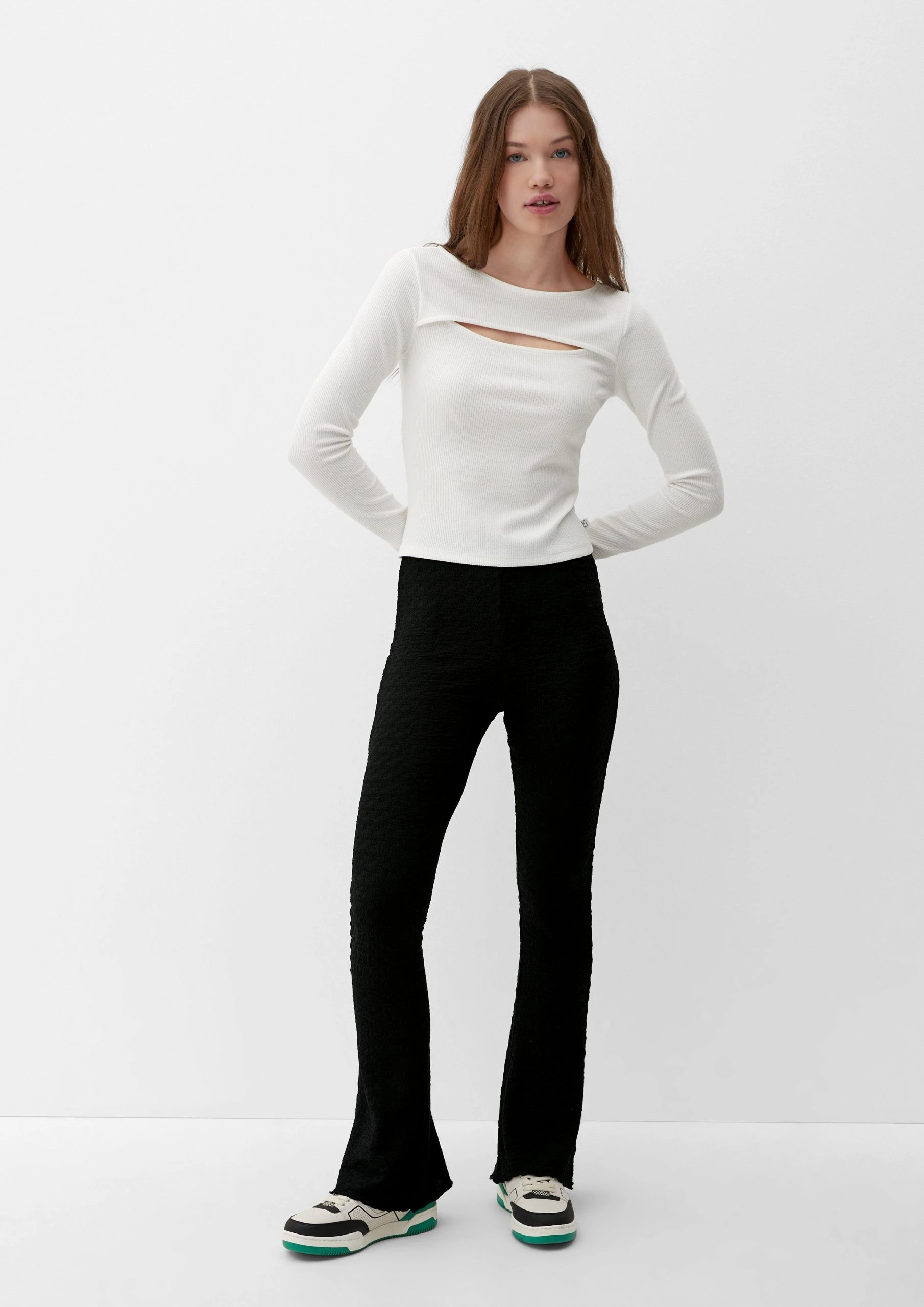 Q/S By S.Oliver Stoffhose »Regular: Strukturierte Hose Mit Flared Leg« (1-tlg)