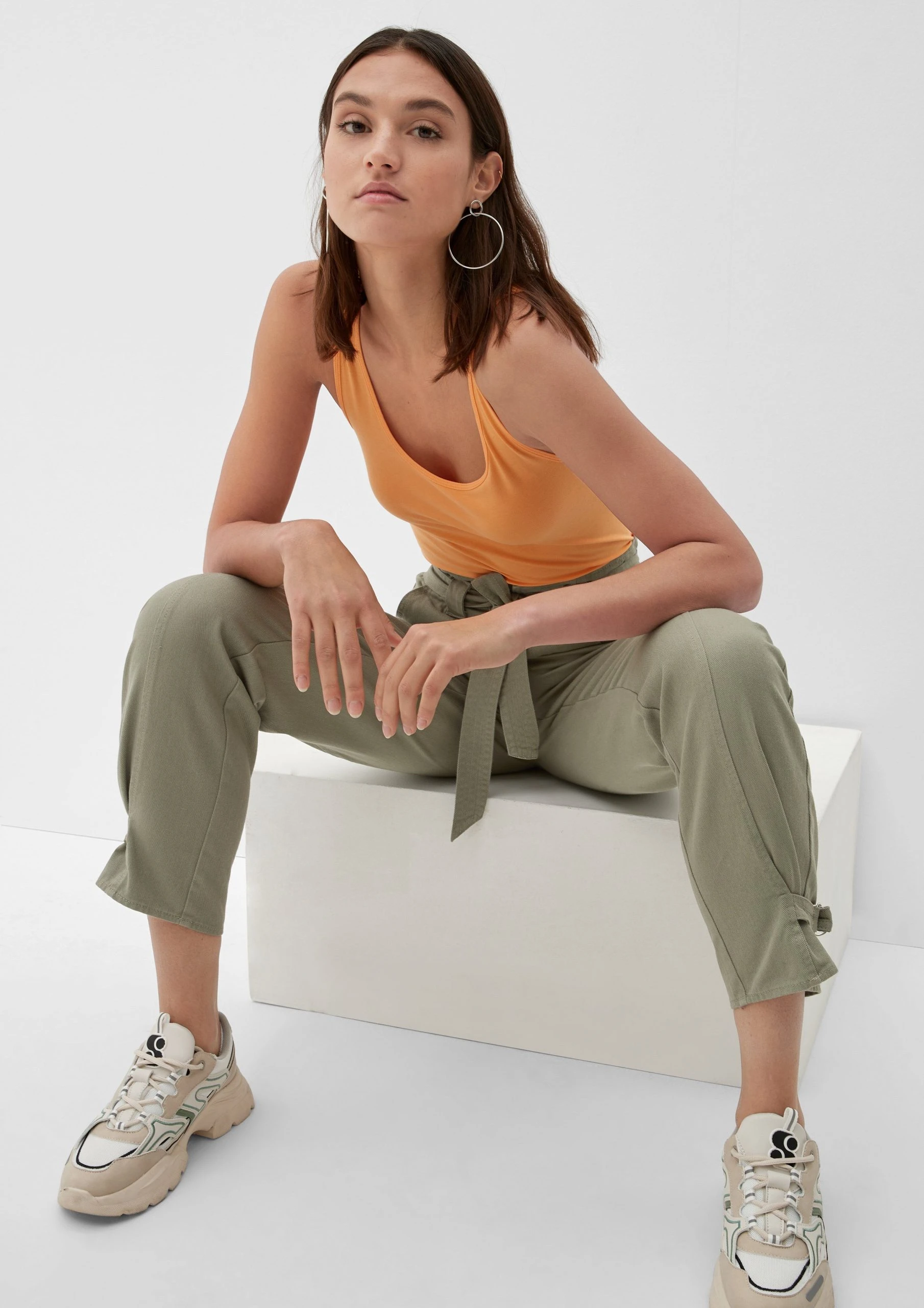 Q/S By S.Oliver Stoffhose »Loose: Cargohose Mit Bindegürtel« (1-tlg) Logo, Riegel, Garment Dye