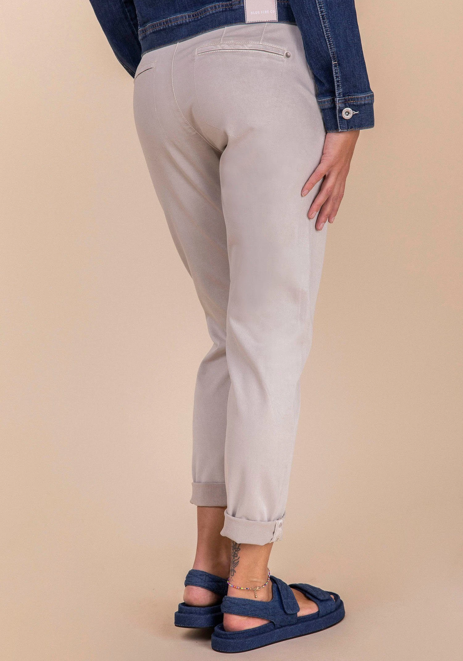 BLUE FIRE Chinohose Mit Kleiner Pattentasche Vorne – Bild 2